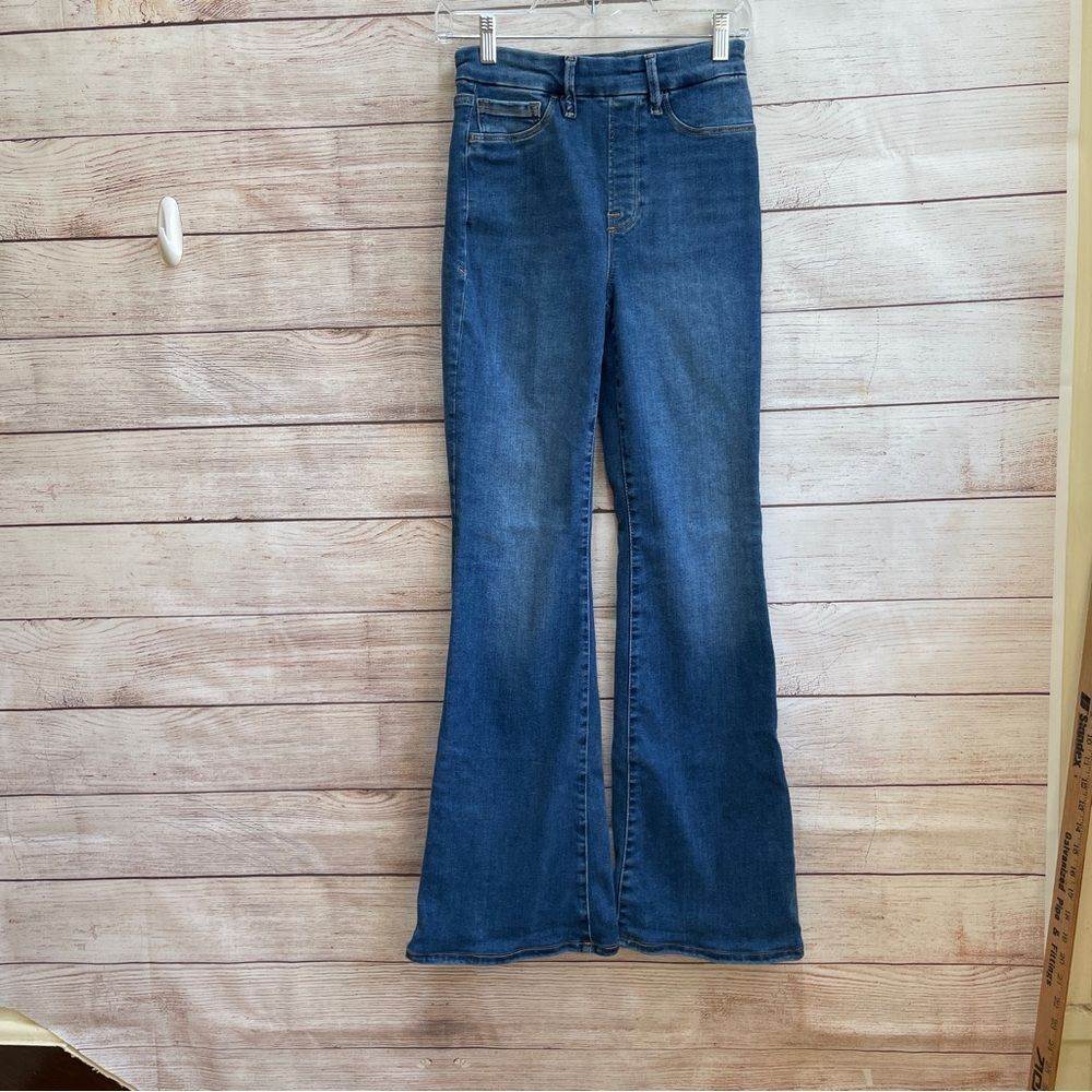 GOOD AMERICAN PULL ON FLARE JEANS IN‎ BLUE DENIM